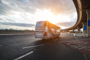 Cómo viajar solo en colectivo con menores de edad en 2025: Documentos y reglas esenciales